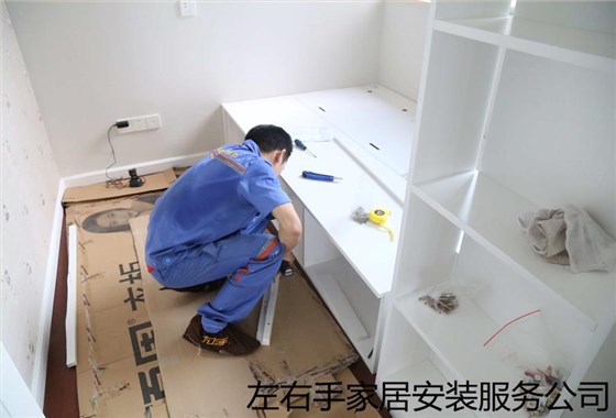 左右手家具安装师傅正在进行榻榻米安装