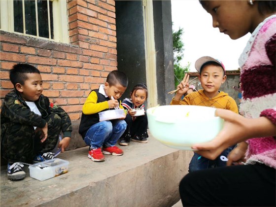 孩子们随便一蹲开始吃午餐